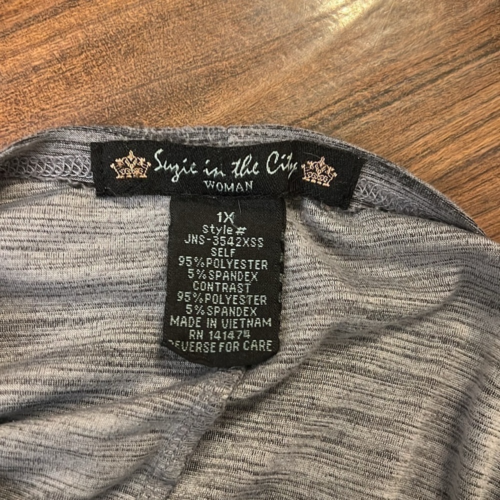 Suzie In The City Plus Size Two-Toned Top, Sz. 1X. - Picture 6 of 6